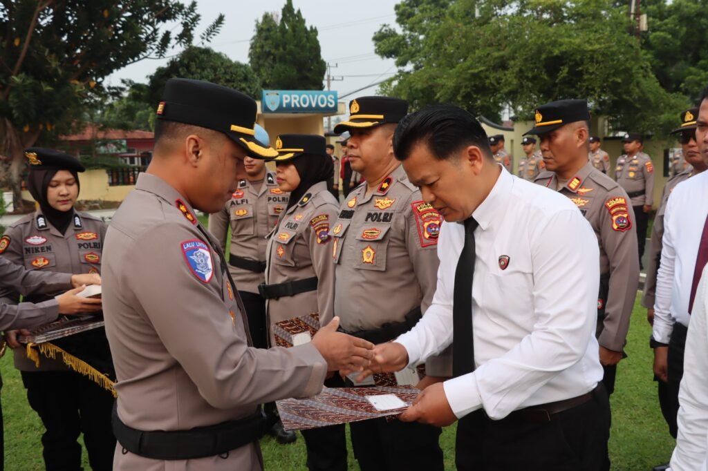 Personel Polres Payakumbuh menerima penghargaan dari Kapolres Payakumbuh